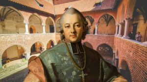 Portret mężczyzny w historycznym stroju przed dziedzińcem.