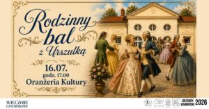 Uczestnicy balu w strojach historycznych tańczą w ogrodzie.