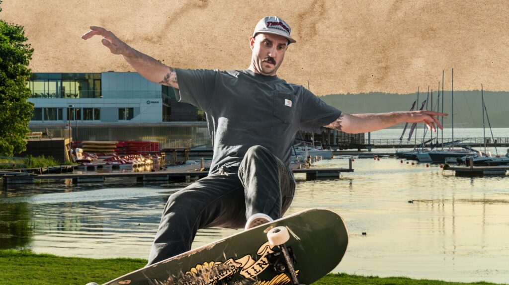 Skater wykonujący trik na desce w pobliżu wody