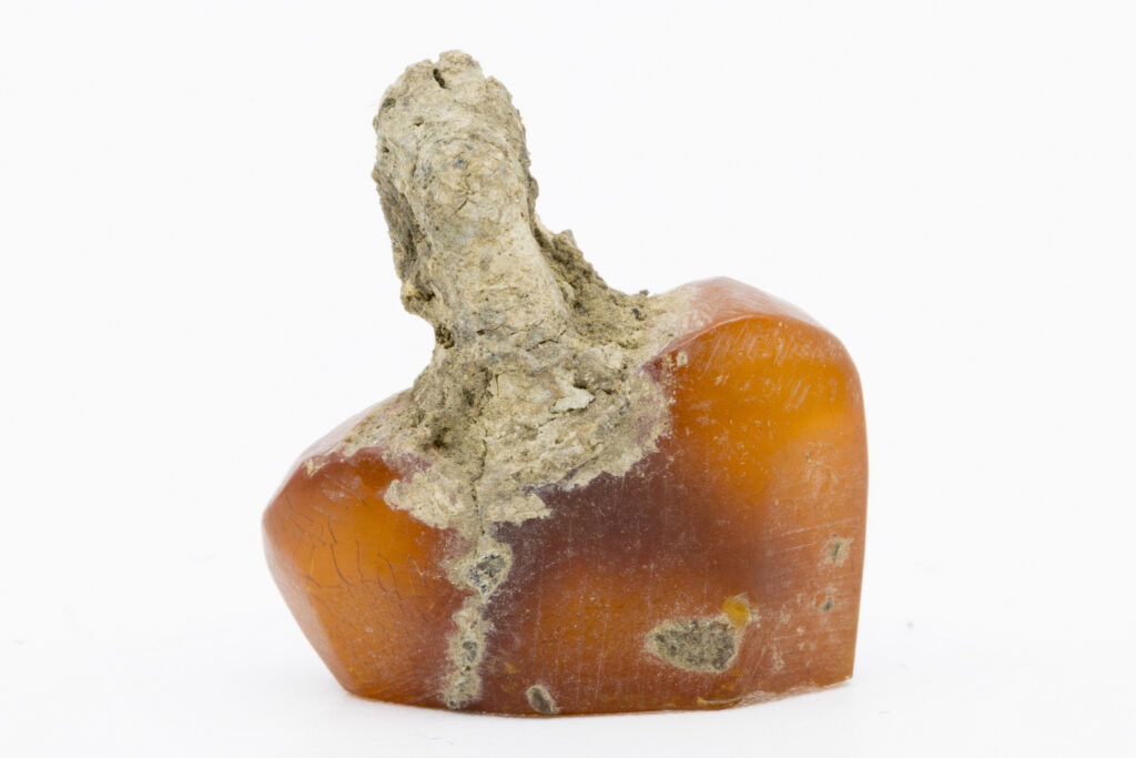 Pomarańczowy kamień z kawałkiem ziemi