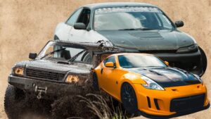 Kolaż przedstawiający trzy zmodyfikowane samochody: terenówkę ubrudzoną błotem, pomarańczowy samochód sportowy oraz auto do driftu.