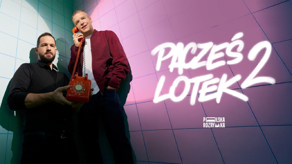 Plakat stand-upowy na tle kafelkowanej ściany z Łukaszem Lotkiem Lodkowskim trzymającym pomarańczowy telefon i Rafałem Paczesiem rozmawiającym przez słuchawkę.