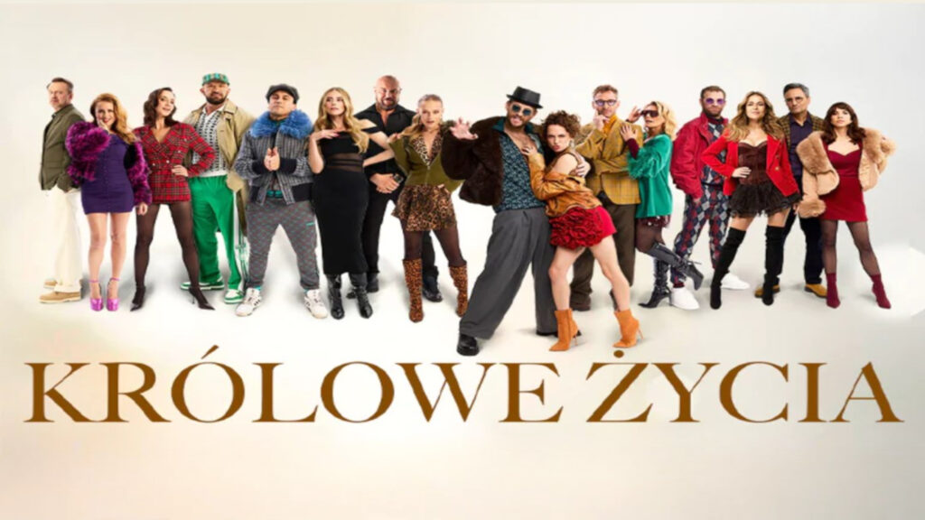 Plakat przedstawiający dużą grupę barwnie i ekstrawagancko ubranych aktorów pozujących w jednym rzędzie na białym tle, z dużym złotym napisem „KRÓLOWE ŻYCIA” na dole.