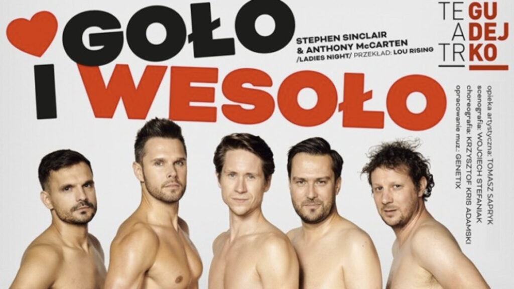 Jasny plakat komedii z pięcioma mężczyznami pozującymi bez koszulek oraz dużym czarno-czerwonym napisem „GOŁO I WESOŁO” z czerwonym sercem.