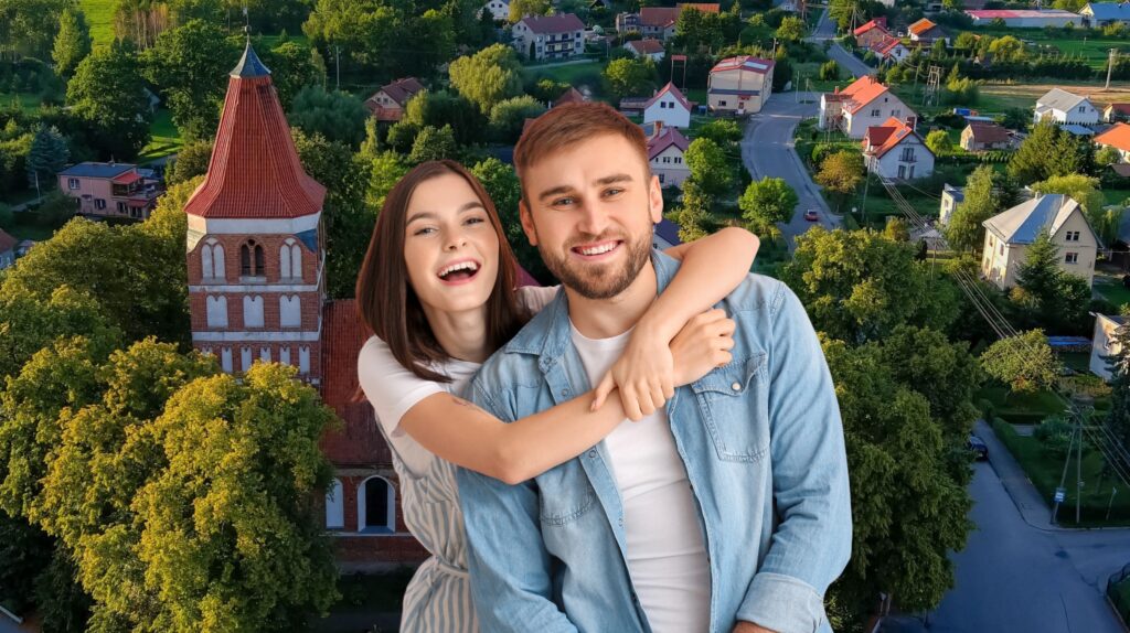 Para uśmiechających się ludzi na tle krajobrazu.