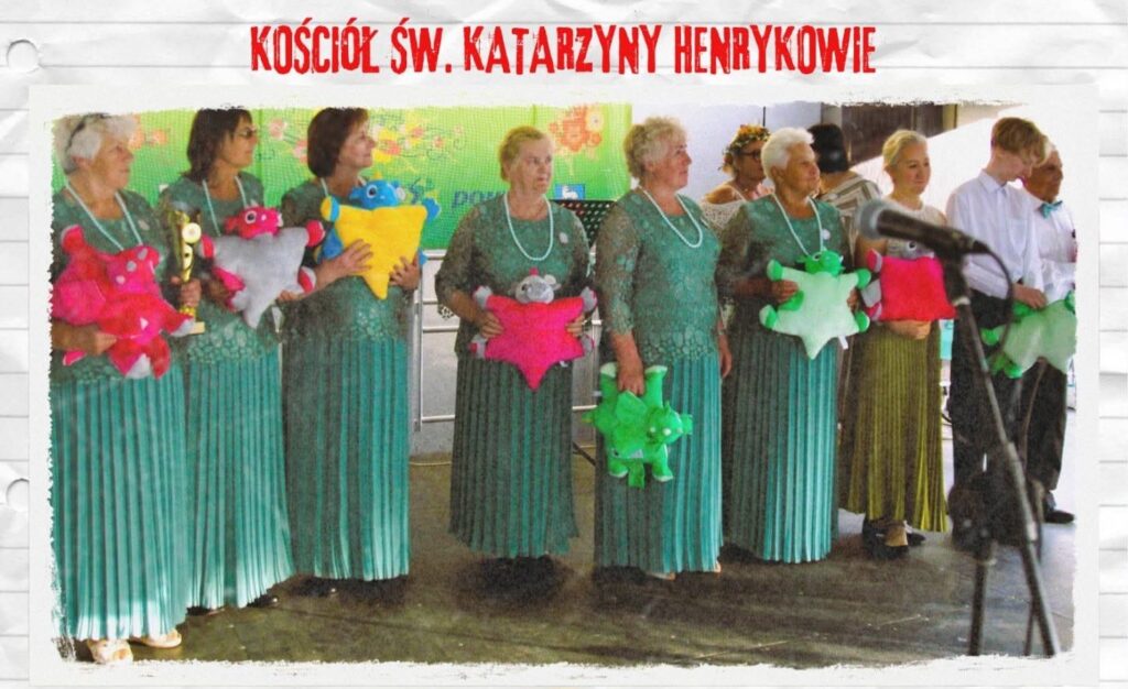 Grupa kobiet w sukienkach trzymających kolorowe pluszowe zabawki.