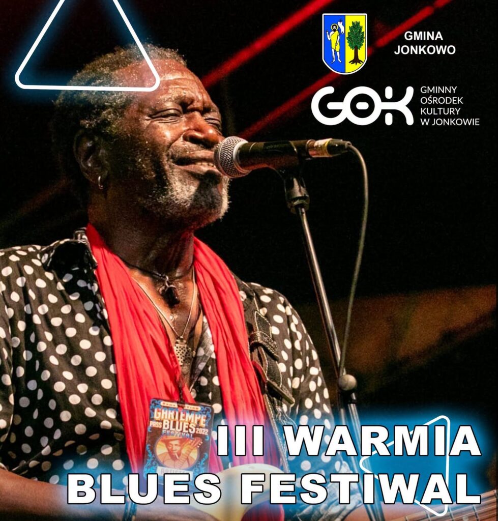 Mężczyzna śpiewający na scenie podczas festiwalu bluesowego.