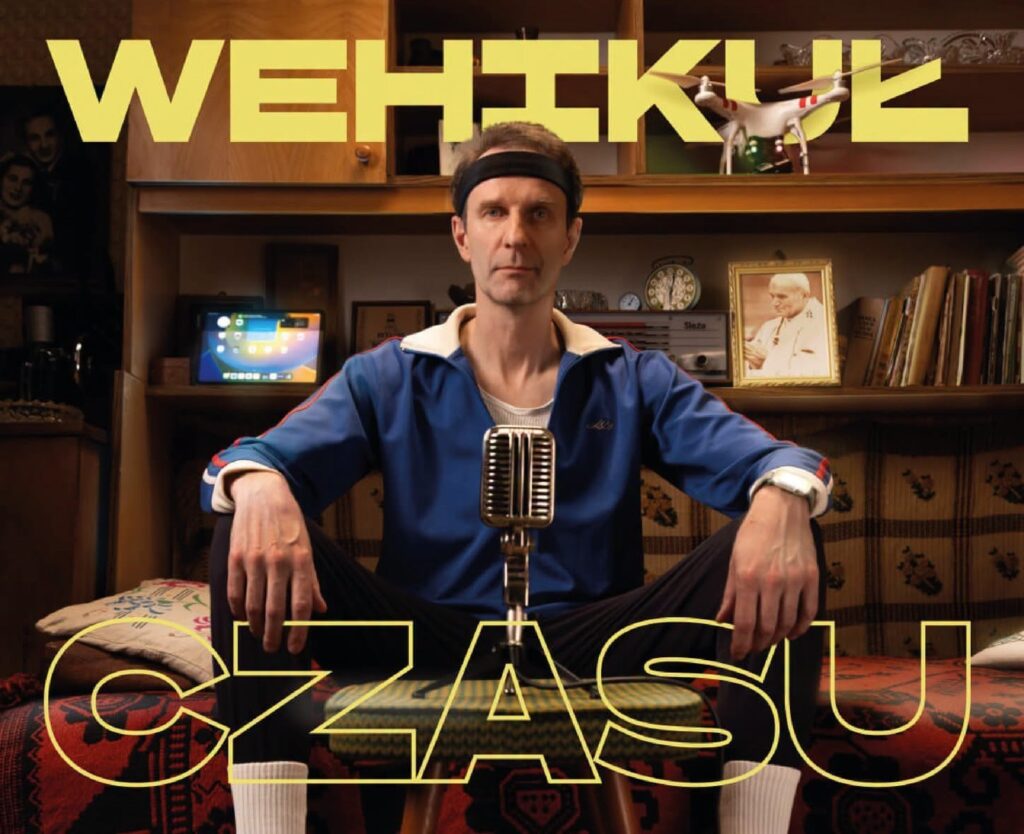 Mężczyzna w retro stylizacji z mikrofonem.