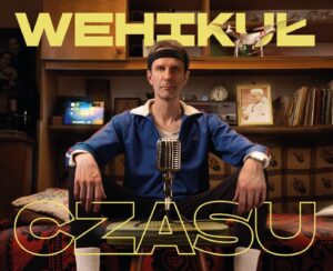 Mężczyzna w retro stylizacji z mikrofonem.