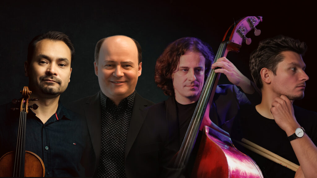 Portrety czterech muzyków na ciemnym tle, z widocznymi instrumentami: skrzypcami, kontrabasem i pałeczkami perkusyjnymi.