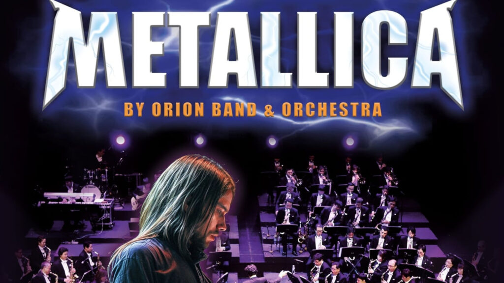 Plakat koncertowy z dużym napisem Metallica na tle błyskawic oraz orkiestrą na scenie i długowłosym muzykiem na pierwszym planie.