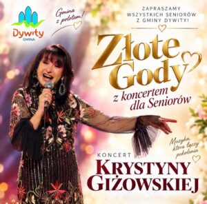 Kobieta śpiewająca podczas koncertu dla seniorów
