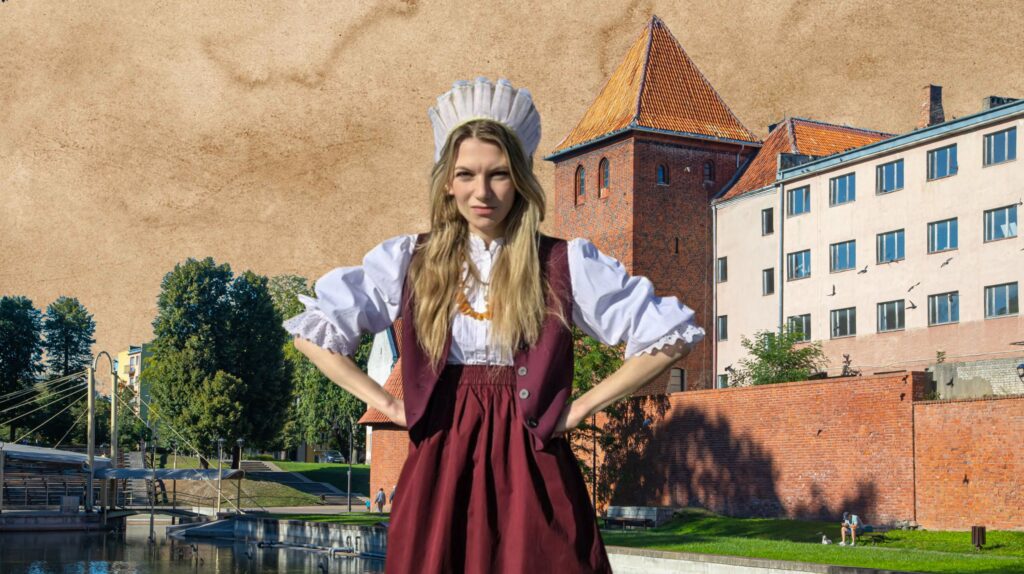 Kobieta w tradycyjnym stroju na tle miejskiego krajobrazu.