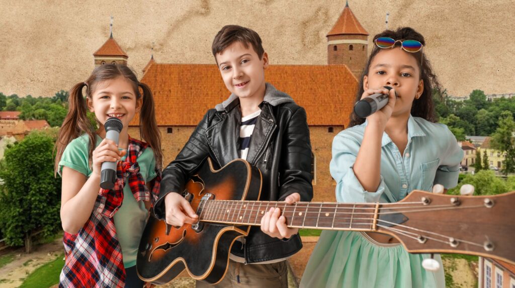 Trzy dzieci śpiewają i grają na gitarze.