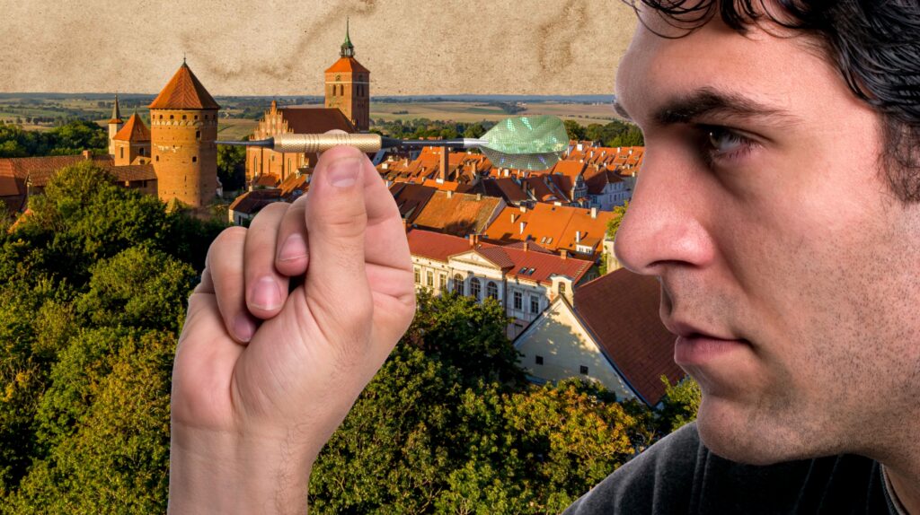 Mężczyzna trzyma rzutkę przed miastem.
