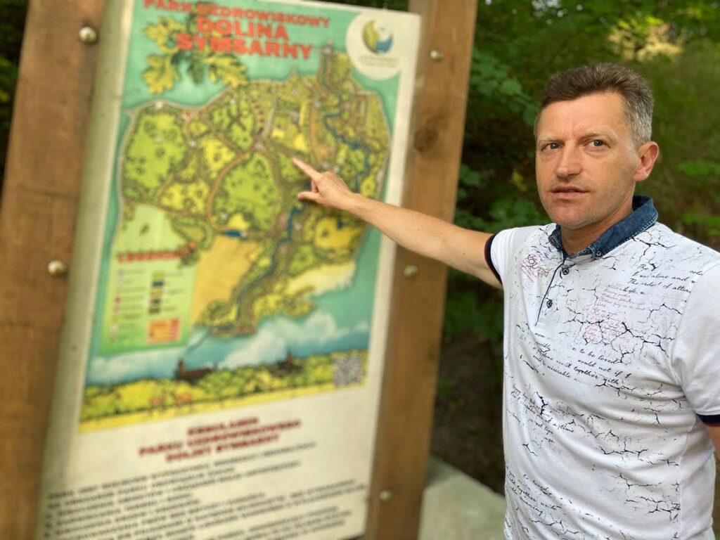 Mężczyzna wskazujący na mapę parku.