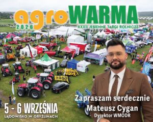Widok z góry na targi rolnicze z maszynami i tłumem ludzi.