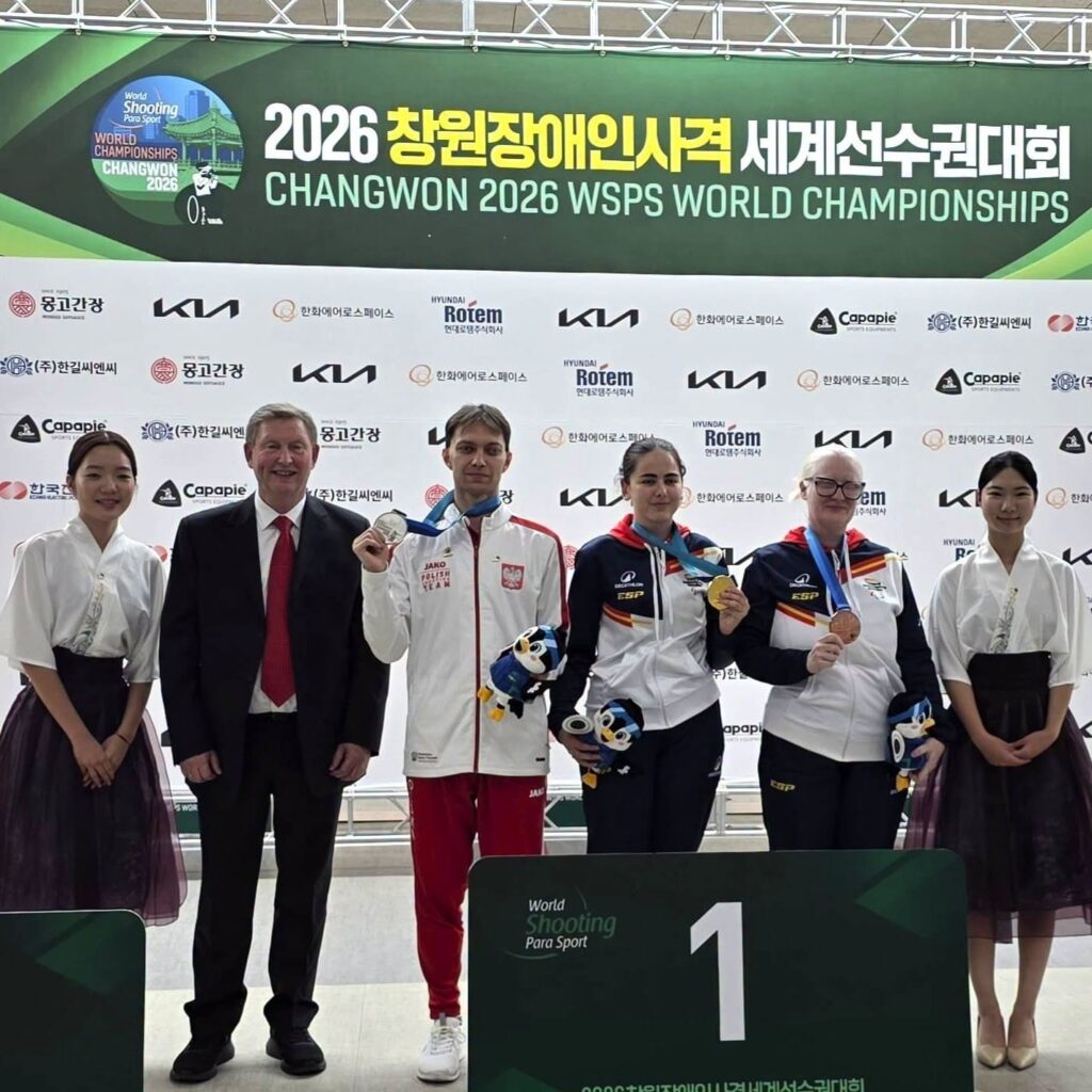 Zawodnicy z medalami podczas mistrzostw świata w strzelectwie.