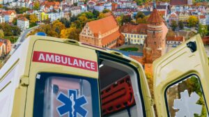 Otwarte drzwi karetki z widokiem na miasto