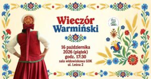 Osoba w tradycyjnym stroju warmińskim z kwiatowym tłem.