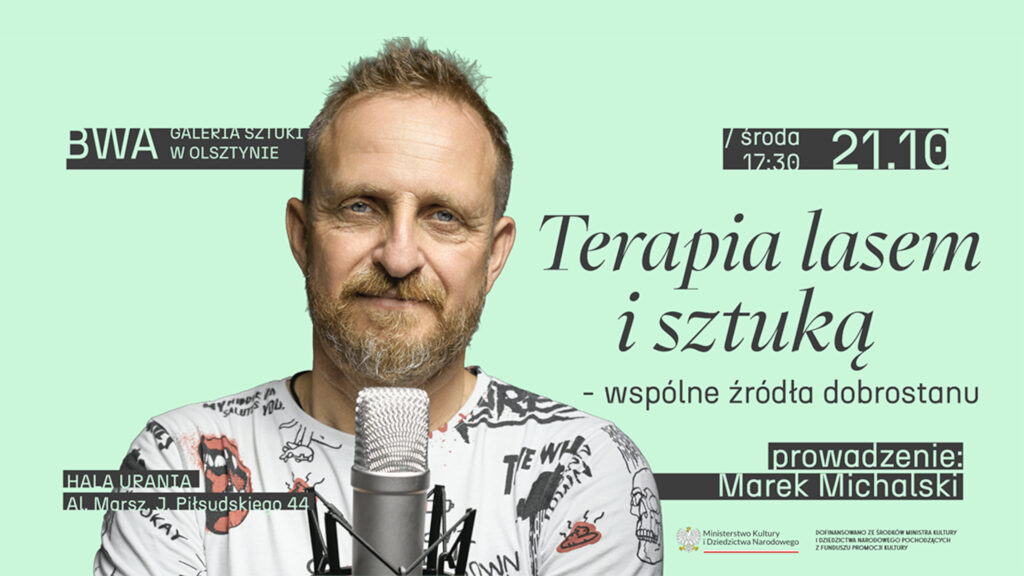 Jasnozielona grafika promocyjna przedstawiająca Marka Michalskiego przy mikrofonie z czarnym napisem „Terapia lasem i sztuką”, datą 21.10 o 17:30 oraz informacją o lokalizacji w Hali Urania.