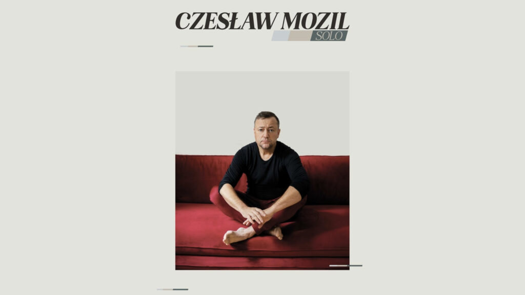 Minimalistyczna grafika zapowiadająca występ Czesława Mozila z fotografią artysty siedzącego po turecku na czerwonej kanapie na jasnym tle.