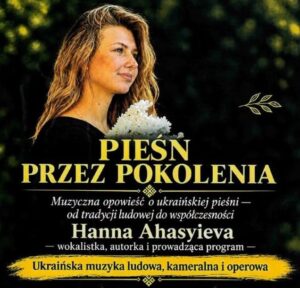 Kobieta z kwiatami na tle zieleni.
