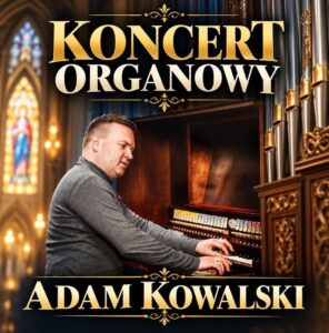 Mężczyzna gra na organach w kościele.