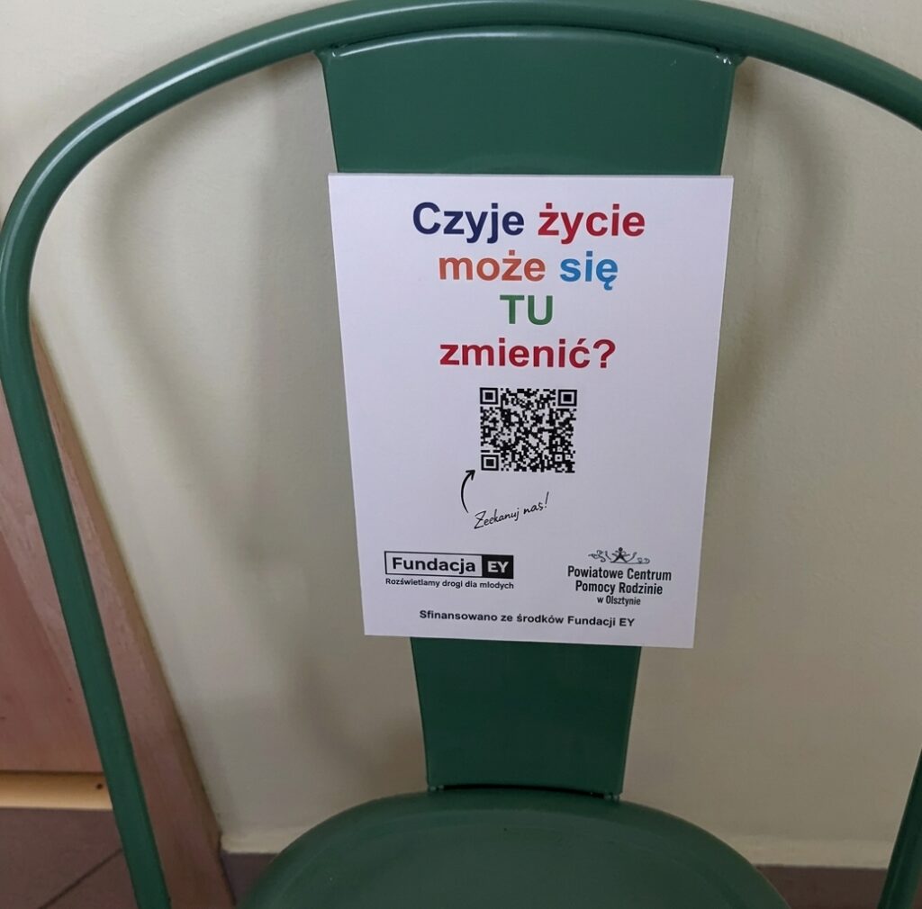 Zielony krzesło z plakatem informacyjnym.