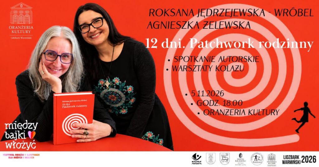 Dwie kobiety trzymają książkę na tle czerwonej ściany