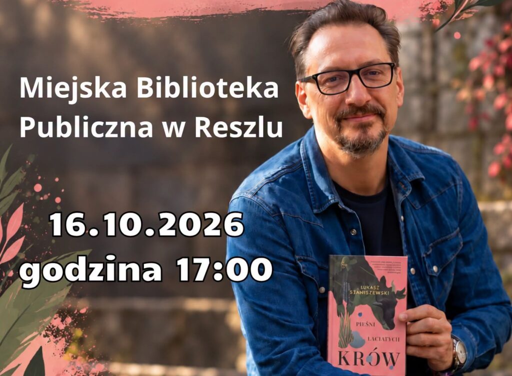 Mężczyzna trzyma książkę w bibliotece.