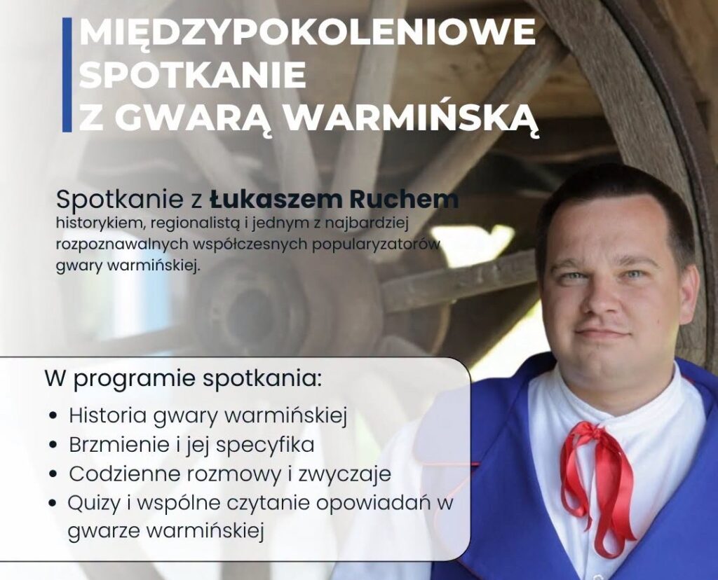 Spotkanie z historykiem Łukaszem Ruchem na tle drewnianego koła.