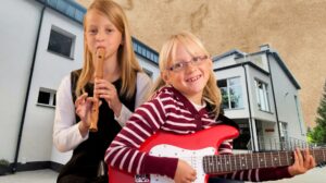 Dwie dziewczynki grające na instrumentach muzycznych.