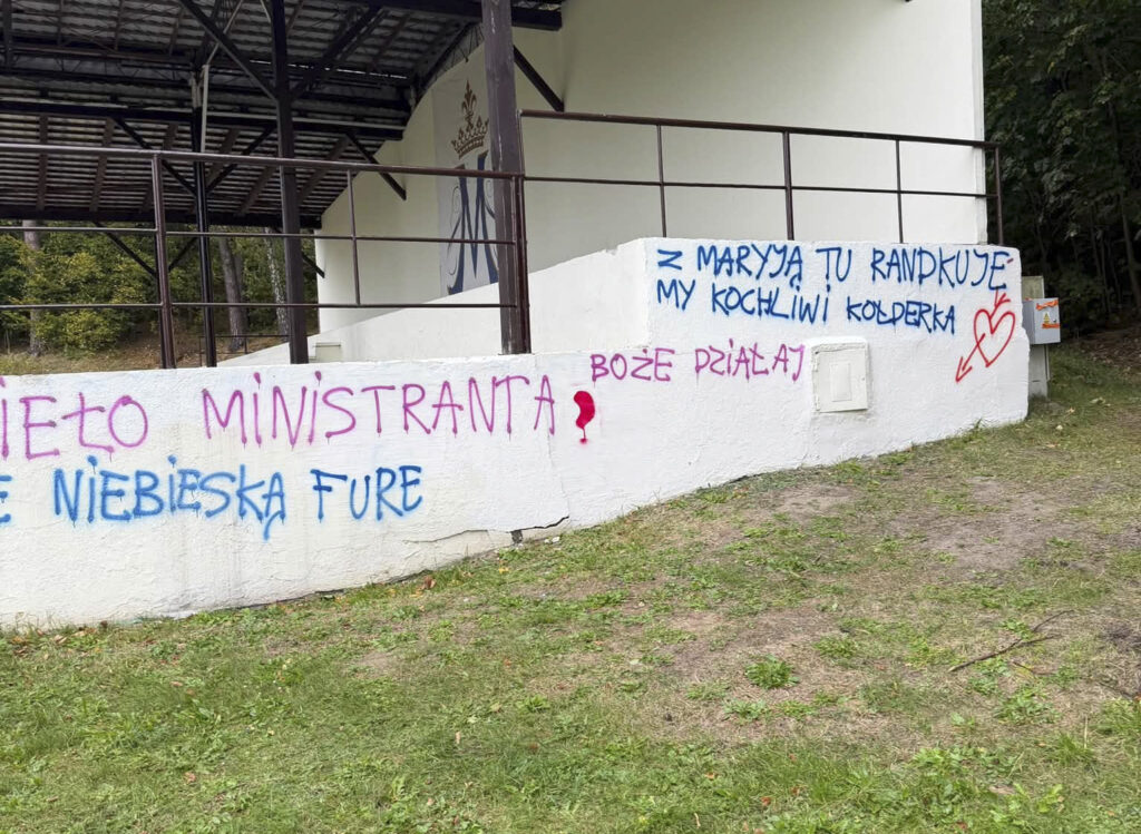 Mur z graffiti w lesie