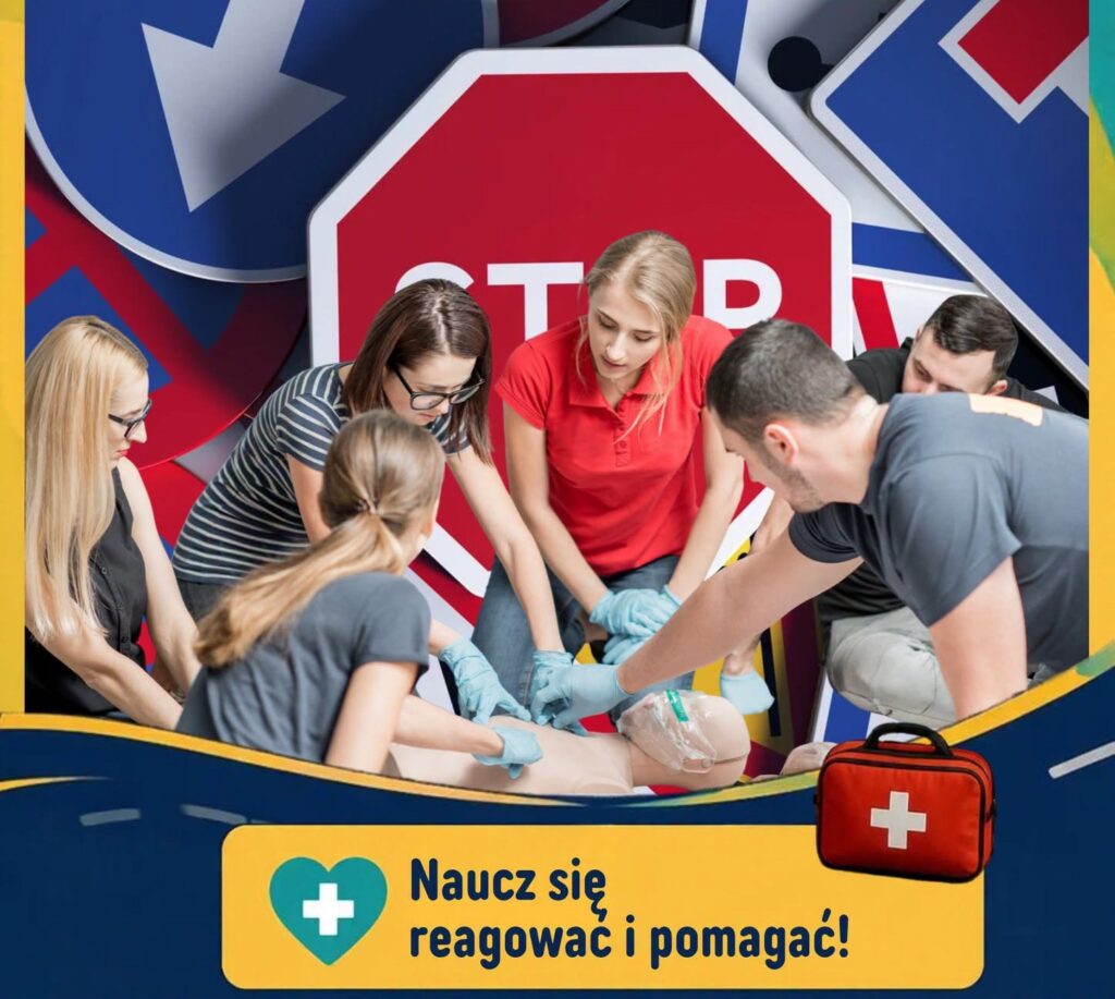 Grupa ludzi uczących się udzielać pierwszej pomocy.