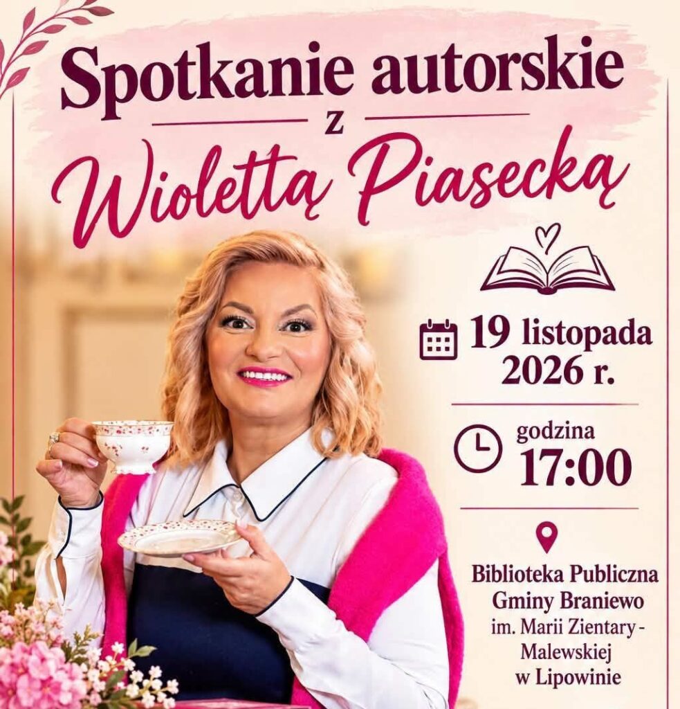 Kobieta trzyma filiżankę herbaty na tle plakatu zapraszającego na spotkanie autorskie.