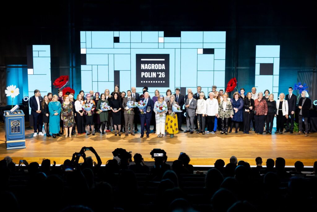 Grupa ludzi na ceremonii wręczenia nagród POLIN '26.