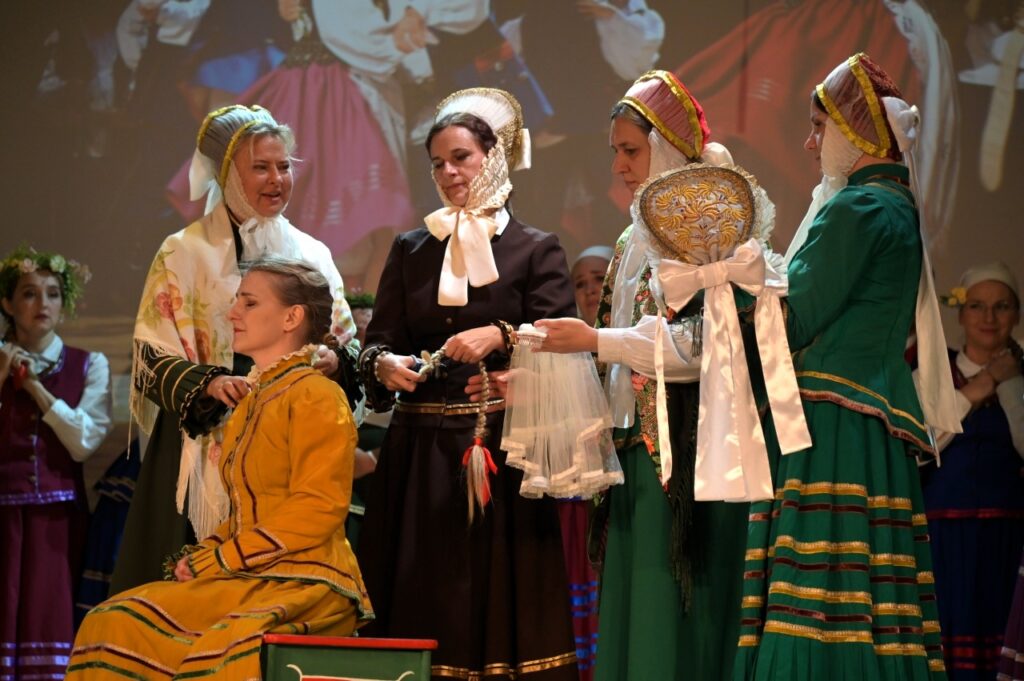 Kobiety w tradycyjnych strojach ludowych podczas ceremonii.