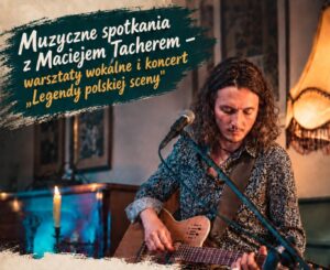 Muzyk grający na gitarze podczas warsztatów