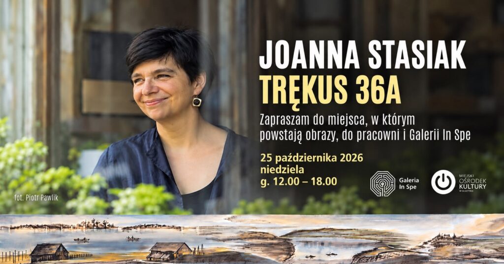 Uśmiechnięta kobieta przy oknie z obrazem na stole