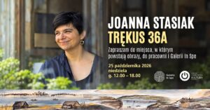Uśmiechnięta kobieta przy oknie z obrazem na stole