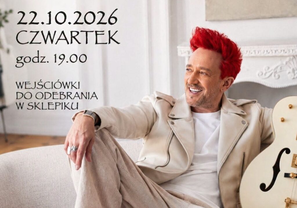 Mężczyzna z czerwonymi włosami siedzi na kanapie.